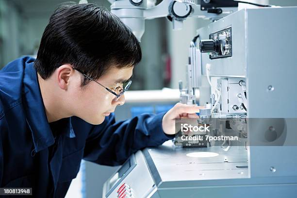 Técnico De Laboratório - Fotografias de stock e mais imagens de Máquina CNC - Máquina CNC, Machinery, Escrutínio
