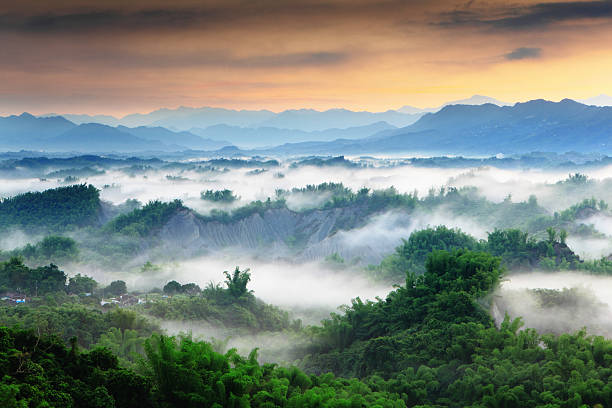 美しい日の出は、山々の景観 - 台南 ストックフォトと画像