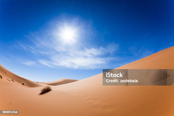 Sahara Pustyni I Niebieski Niebo Maroko - zdjęcia stockowe i więcej obrazów Krajobraz - Krajobraz, Wydma, Wyobraźnia
