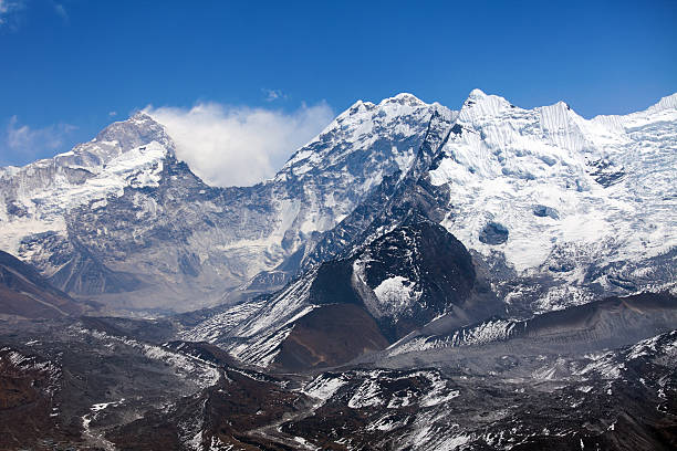 istock Himalayas mountain range on beautiful sunny day 180814292