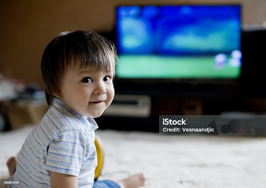 Enfant devant la télévision - Photo de Enfant libre de droits