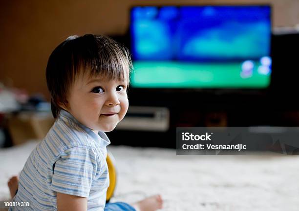 Ребенок Перед Телевизором — стоковые фотографии и другие картинки Ребёнок - Ребёнок, Телевизор, Телевизионная индустрия