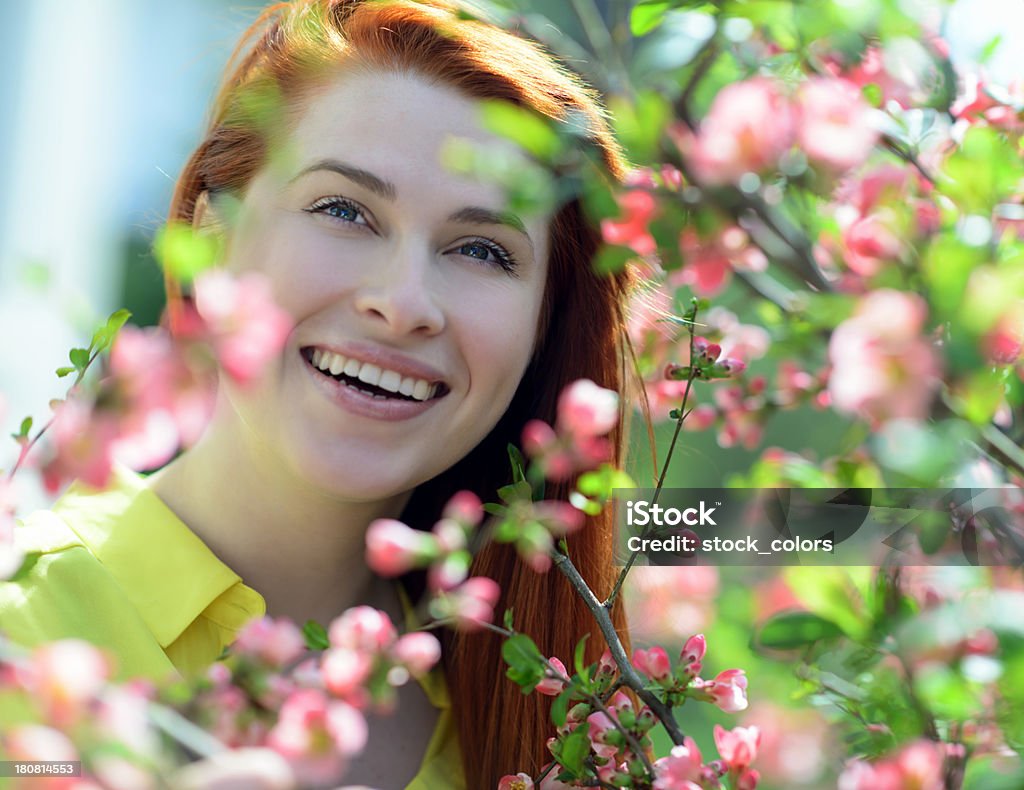 Femme heureuse au printemps - Photo de Adulte libre de droits