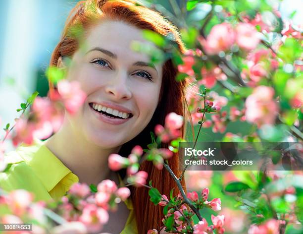 Photo libre de droit de Femme Heureuse Au Printemps banque d'images et plus d'images libres de droit de Adulte - Adulte, Arbre, Arbre en fleurs