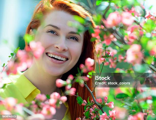 Mulher Feliz Primavera - Fotografias de stock e mais imagens de 20-29 Anos - 20-29 Anos, Adulto, Alegria