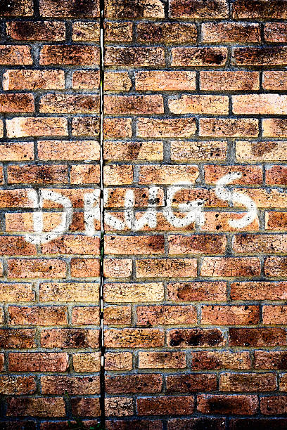 istock DRUGS says graffiti on grungy brick wall 180814610
