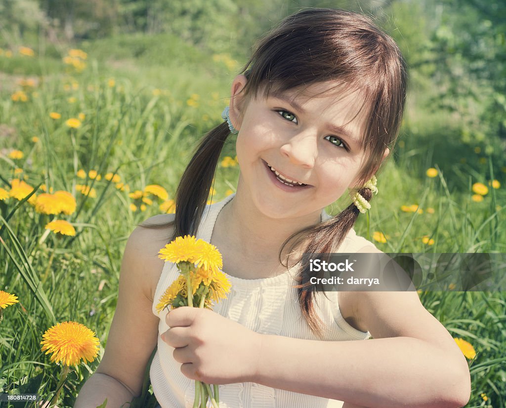 Petite fille avec dandelions - Photo de 6-7 ans libre de droits