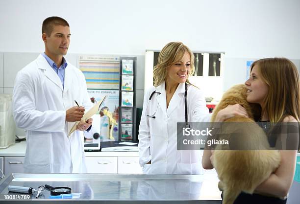 Ragazza Prendendo Il Suo Cane Al Veterinario - Fotografie stock e altre immagini di Accudire - Accudire, Adolescente, Adulto