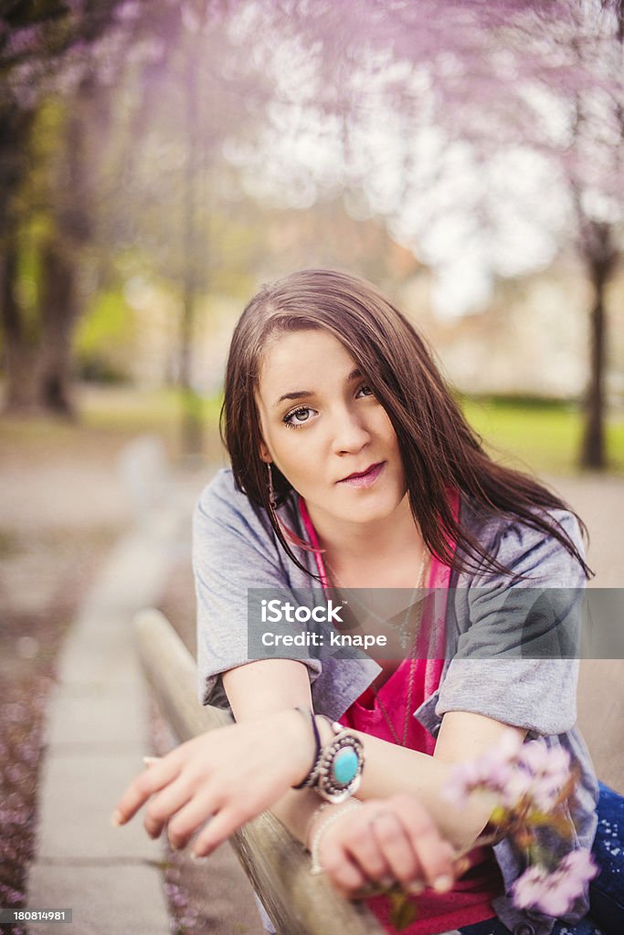 Mulher bonita em Desabrochando natureza - Royalty-free 20-24 Anos Foto de stock