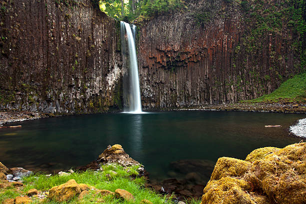 istock Water falls over cliff of columnar basalt 180815035