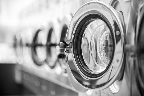 máquinas de lavar, lavar roupas da porta em um público lavanderia - laundromat clothes washer laundry utility room - fotografias e filmes do acervo