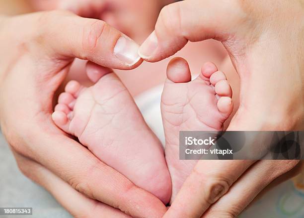 Новорожденный — стоковые фотографии и другие картинки Младенец - Младенец, Символ сердца, Кисть руки человека