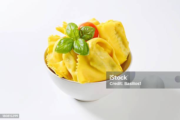 Ваза Итальянской Tortellini — стоковые фотографии и другие картинки Базилик - Базилик, Без людей, Белый