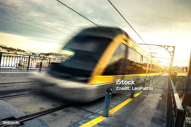 Metro Pociąg Przechodzi Na Długie Zawieszenie Most - zdjęcia stockowe i więcej obrazów Kolej dużych prędkości - Kolej dużych prędkości, Pociąg elektryczny, Rozmazanie ruchu