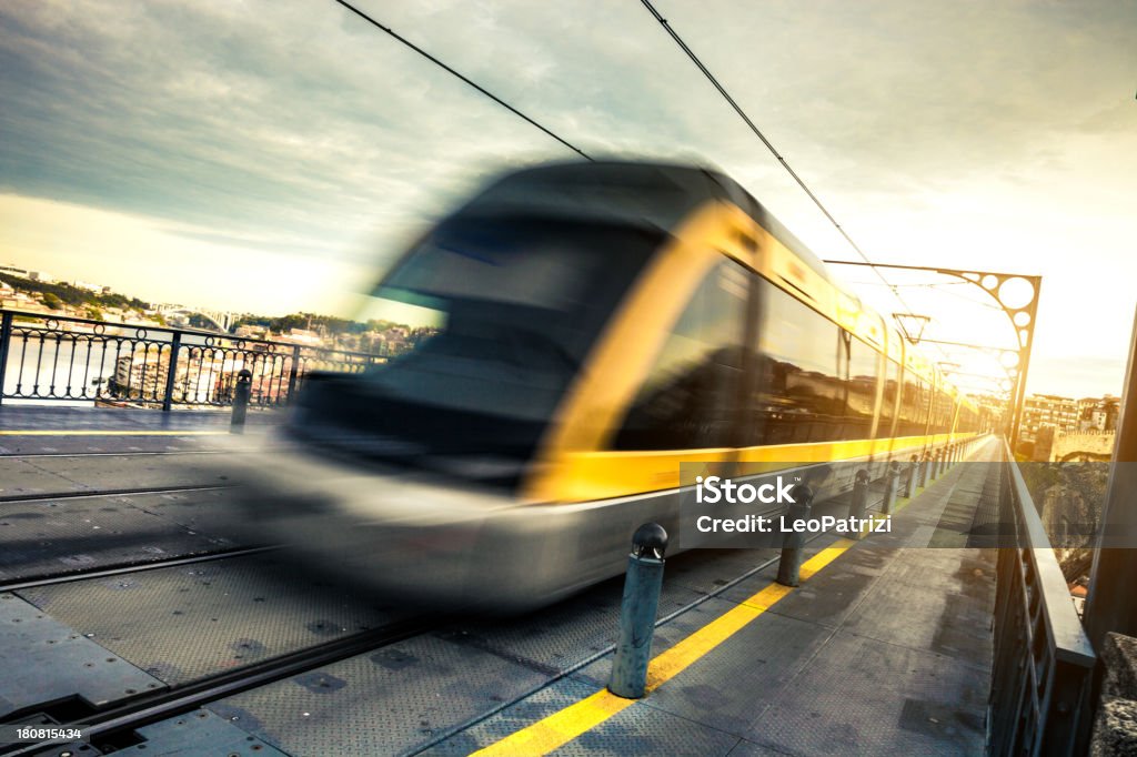 Metro Trem passa sobre uma ponte de Suspensão - Royalty-free Comboio de Alta Velocidade Foto de stock