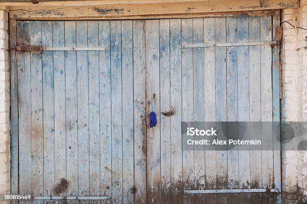 Antigua Puerta Azul Foto de stock y más banco de imágenes de Abstracto - Abstracto, Agrietado, Aire libre