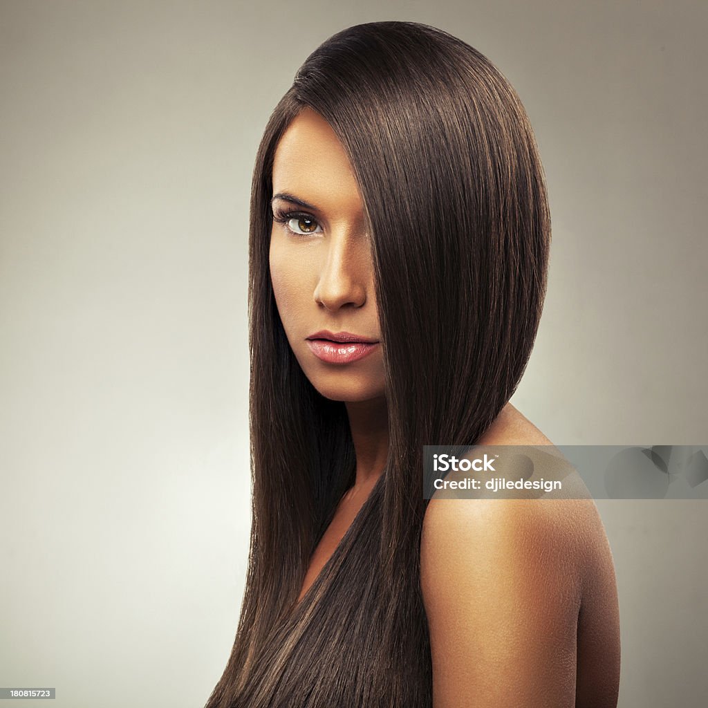 Młoda kobieta z piękną fryzurę - Zbiór zdjęć royalty-free (20-29 lat)