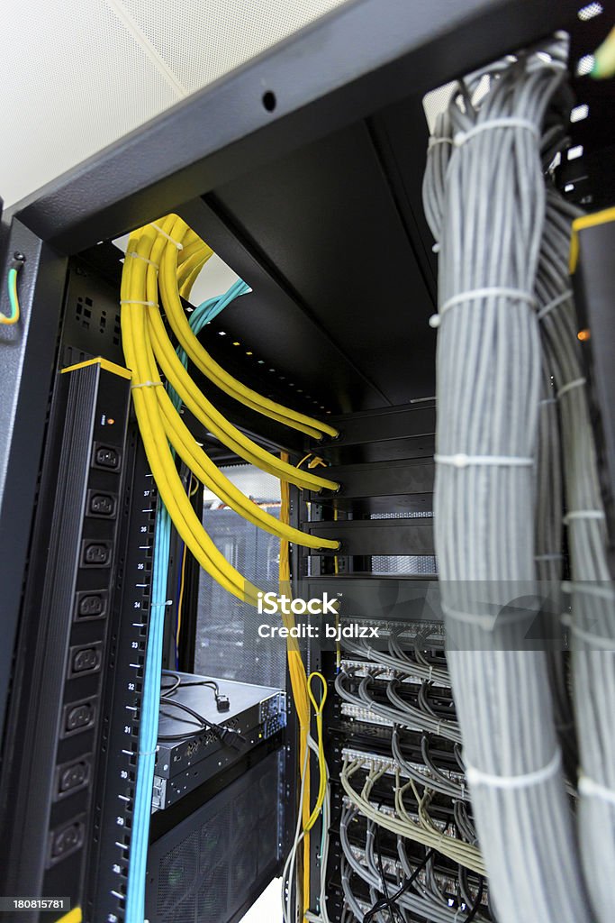 黄色ネットワークケーブル - インターネットのロイヤリティフリーストックフォト