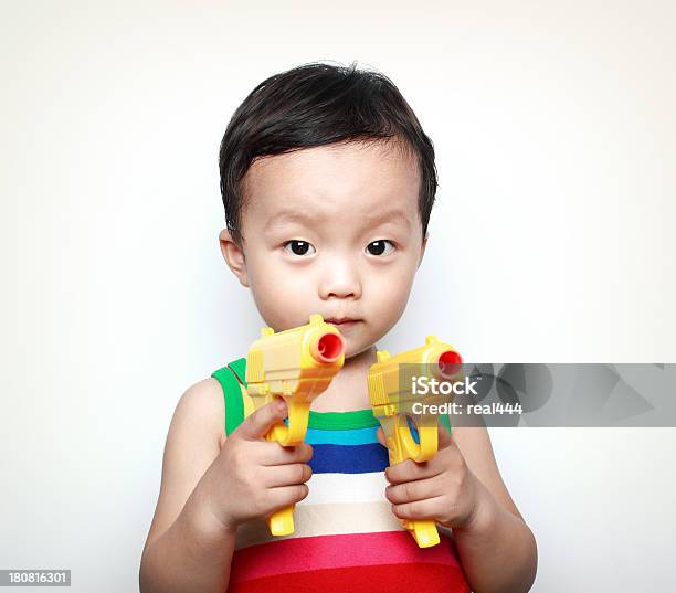 Foto de Linda Ásia Crianças Brincando Com Arma De Brinquedo e mais fotos de stock de 12-17 meses