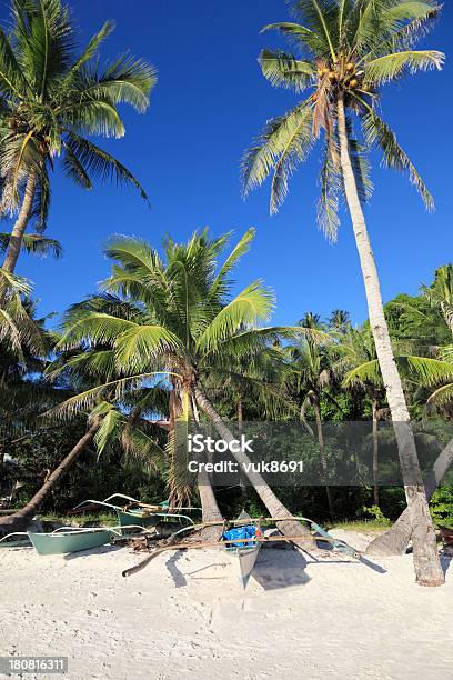 Photo libre de droit de Bateau Philippin Traditionnel Retrouver Sur La Plage De Sable Blanc banque d'images et plus d'images libres de droit de Activité de loisirs