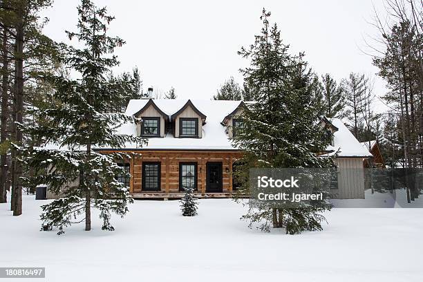 Cabaña De Invierno Foto de stock y más banco de imágenes de Aire libre - Aire libre, Arquitectura exterior, Bosque