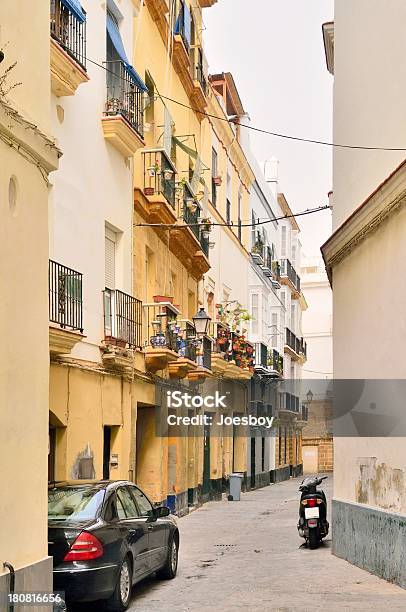 Rua Da Cidade De Cádiz - Fotografias de stock e mais imagens de Andaluzia - Andaluzia, Ao Ar Livre, Bairro Antigo