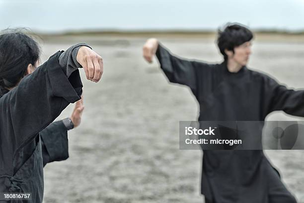 Tai Chi Chuan Foto de stock y más banco de imágenes de Actividades y técnicas de relajación - Actividades y técnicas de relajación, Adulto, Aire libre