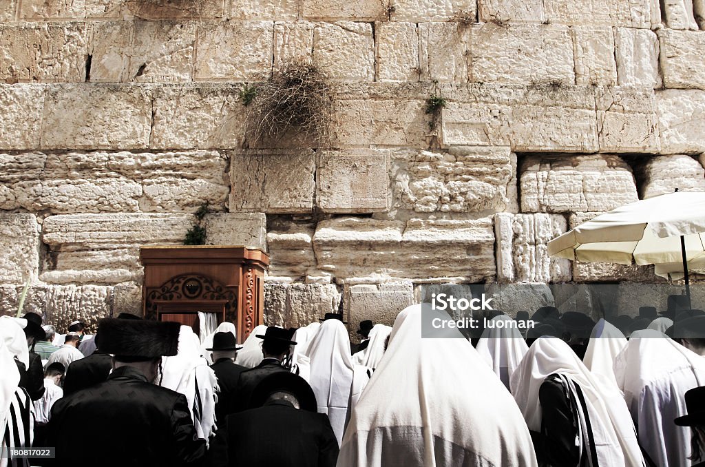 Rezar judíos Ortodoxo en el muro de las lamentaciones - Foto de stock de Hasidismo libre de derechos