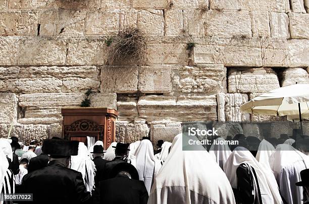 Rezar Judíos Ortodoxo En El Muro De Las Lamentaciones Foto de stock y más banco de imágenes de Hasidismo