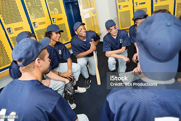 Photo libre de droit de Baseball Lycéen Équipe Huddled Dans Un Vestiaire Avec Entraîneur banque d'images et plus d'images libres de droit de Championnat lycéen de baseball