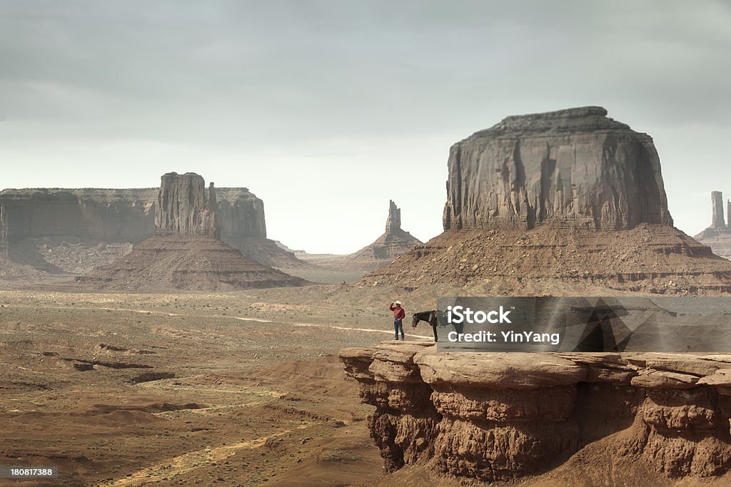 Cowboy no Penhasco de Monument Valley em American sudoeste - Royalty-free Distante Foto de stock