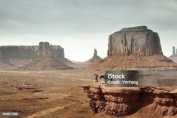 Cowboy No Penhasco De Monument Valley Em American Sudoeste - Fotografias de stock e mais imagens de Distante