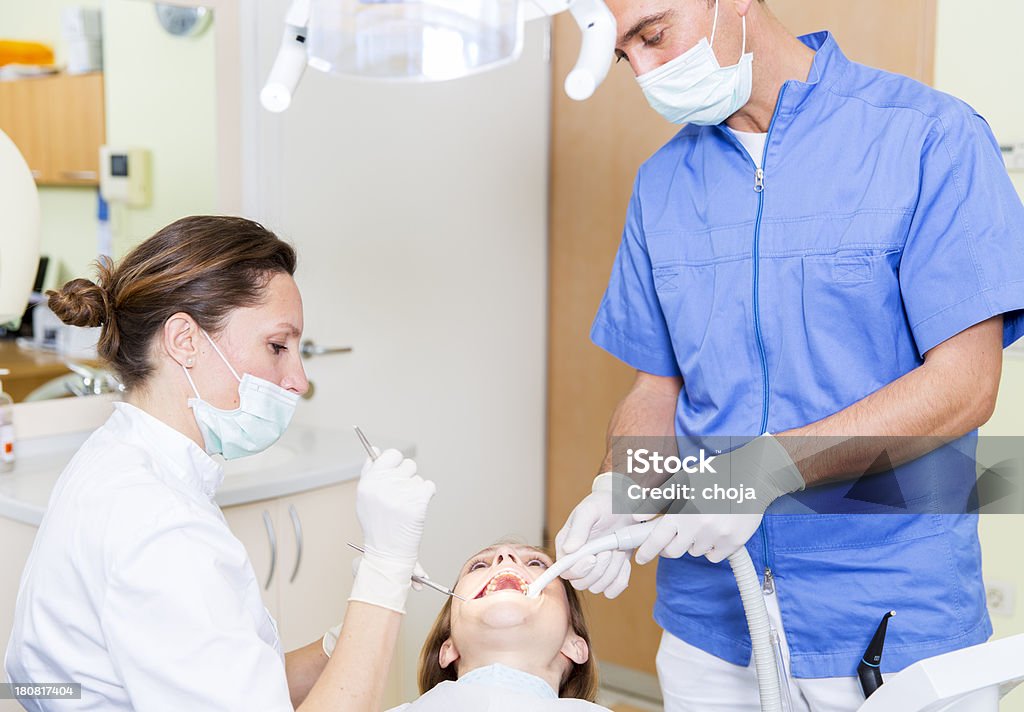 Equipo de dentista en work.woman dentista y asistente su macho - Foto de stock de Adulto libre de derechos