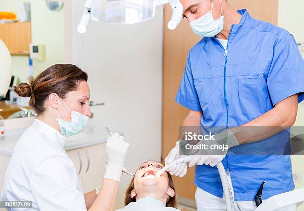 Equipo De Dentista En Workwoman Dentista Y Asistente Su Macho Foto de stock y más banco de imágenes de Adulto