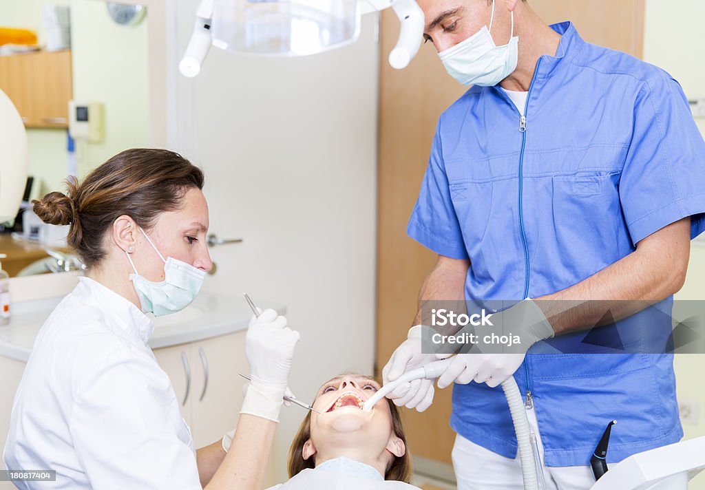 Dentista equipe no work.woman Dentista e assistente seu masculino - Foto de stock de Adulto royalty-free