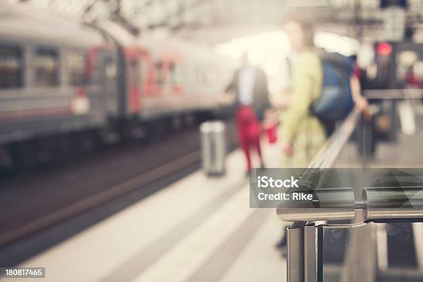 En La Estación De Tren Foto de stock y más banco de imágenes de Alemania - Alemania, Andén de estación de tren, Arquitectura