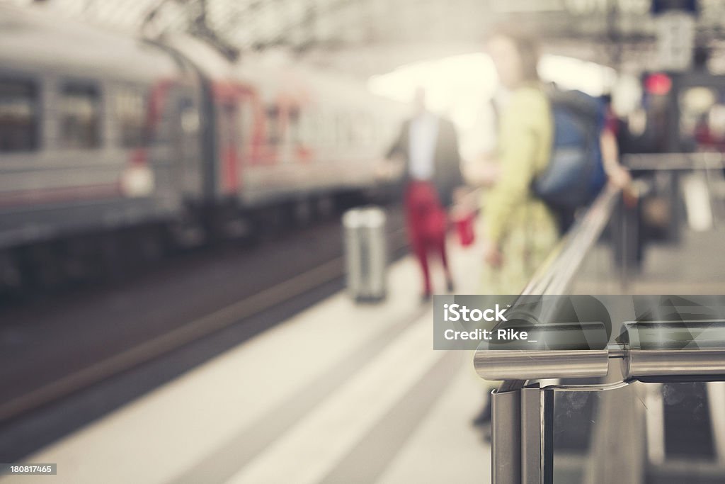 Alla stazione ferroviaria - Foto stock royalty-free di Ambientazione interna