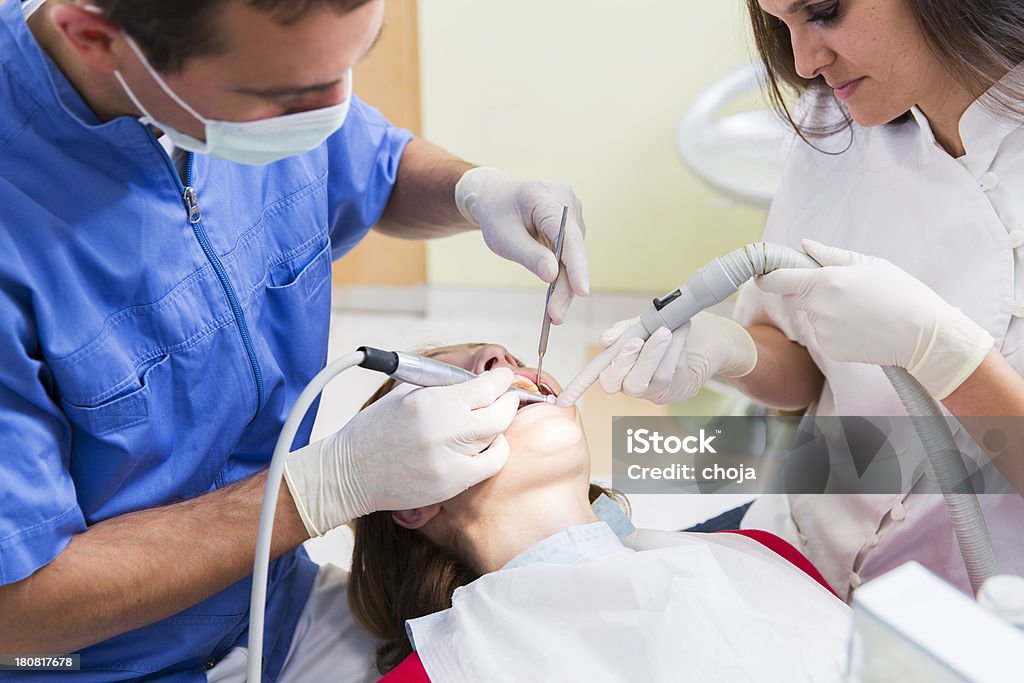 Dentista no trabalho com seu assistent.woman doente - Royalty-free Adulto Foto de stock