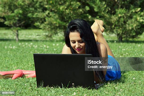 Giovane Donna Utilizzando Il Computer Portatile Nel Parco - Fotografie stock e altre immagini di 20-24 anni