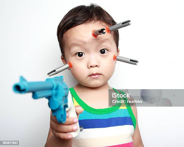 Photo libre de droit de Mignon Asie Enfants Jouant Avec Pistolet En Plastique banque d'images et plus d'images libres de droit de 12-17 mois