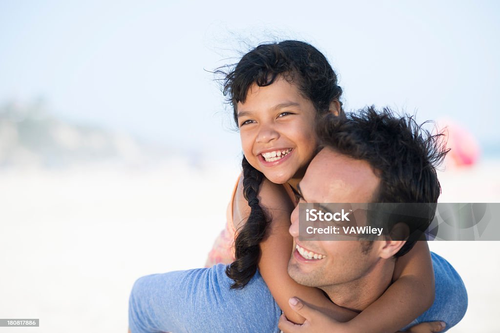 Amorevole Padre - Foto stock royalty-free di Abbracciare una persona