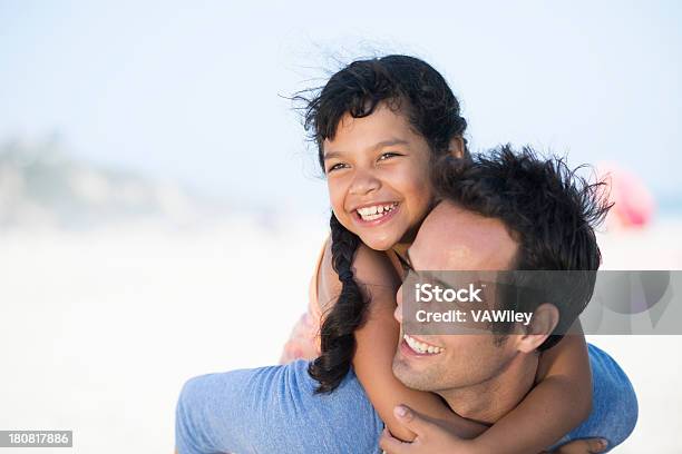 Amorevole Padre - Fotografie stock e altre immagini di Abbracciare una persona - Abbracciare una persona, Adulto, Ambientazione esterna