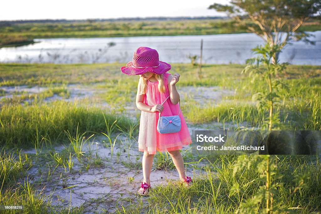 Sofisticado Menina com vestido rosa em Campo - Royalty-free Claro Foto de stock