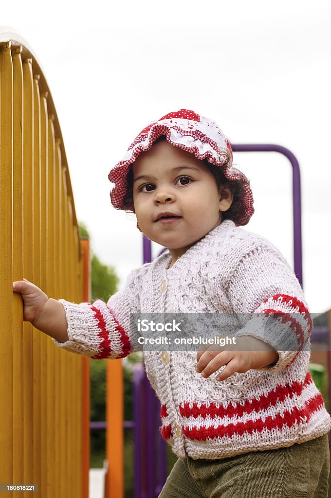 Dziecko dziewczynka zabawy na placu zabaw. - Zbiór zdjęć royalty-free (12-17 miesięcy)
