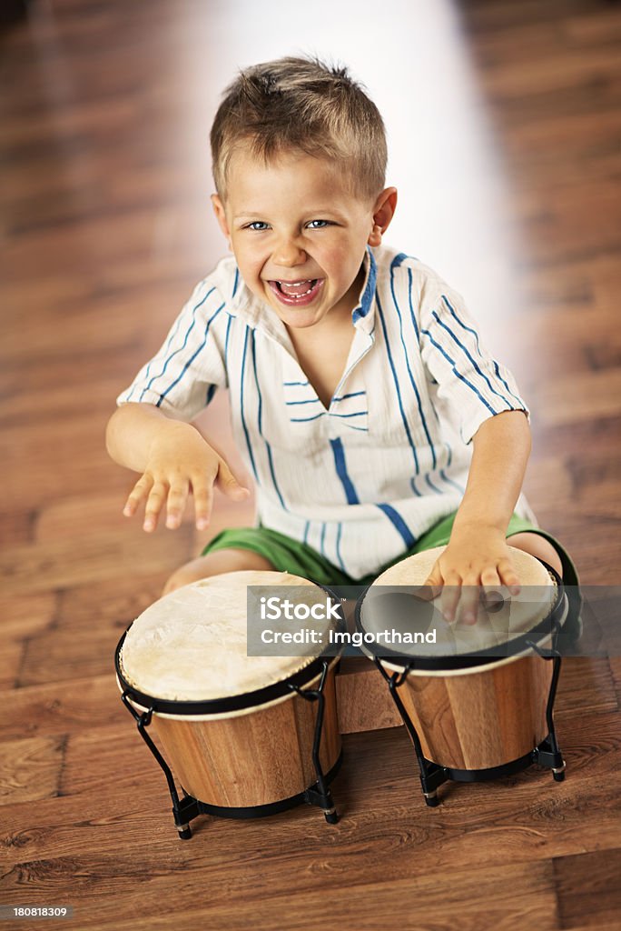 幸せな小さなボンゴドラマー - 太鼓�のロイヤリティフリーストックフォト