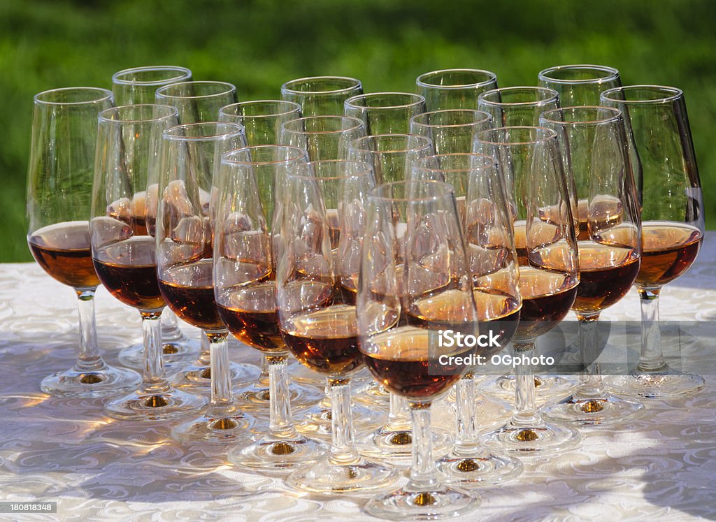 Porta Wineglasses con vino su un tavolo all'aperto - Foto stock royalty-free di Porto - Vino