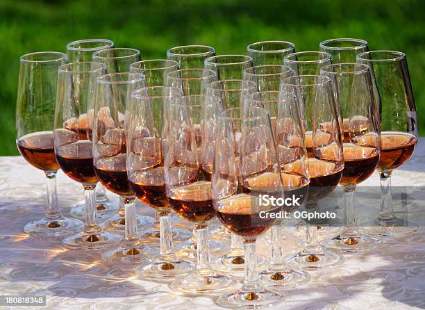 Porta Wineglasses Con Vino Su Un Tavolo Allaperto - Fotografie stock e altre immagini di Porto - Vino - Porto - Vino, Vino, Alchol