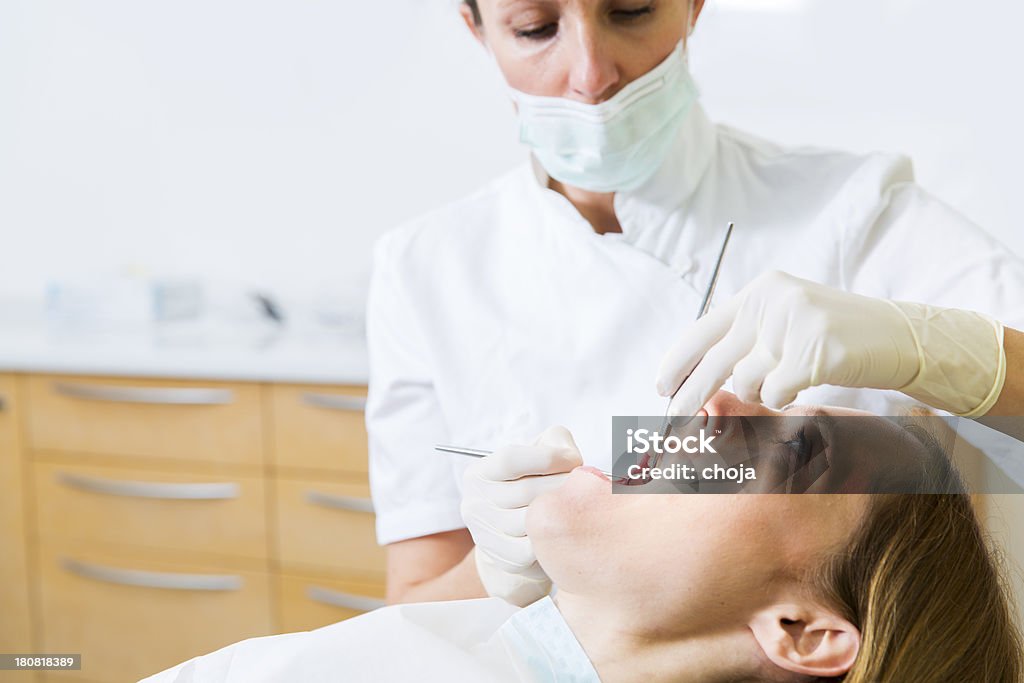Женский Стоматолог на работе с молодая женщина пациента - Стоковые фото Взаимодействие роялти-фри