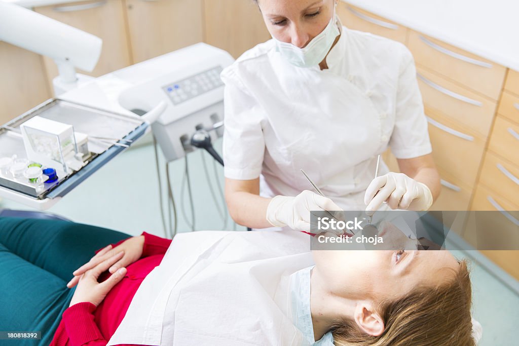 Kobieta Dentysta w pracy z Młoda kobieta pacjenta - Zbiór zdjęć royalty-free (Dentysta)