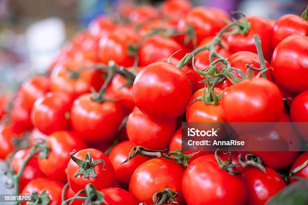 Foto de Tomates Frescos e mais fotos de stock de Agricultura - Agricultura, Alimentação Saudável, Amontoamento
